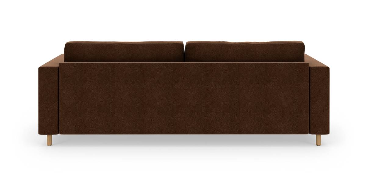 Brun tosædersofa set bagfra på hvid studiebaggrund med træben.