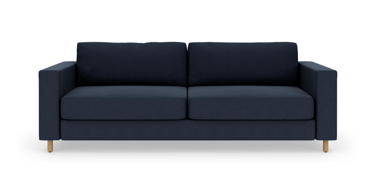 Mørkeblå, moderne 2-personers sofa med lige armlæn og lyse træben på hvid baggrund.