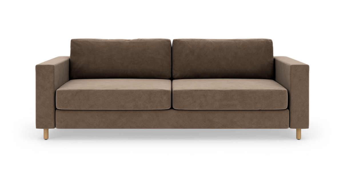 Brun tosædet sofa med lige armlæn og træben, frilagt på hvid baggrund.