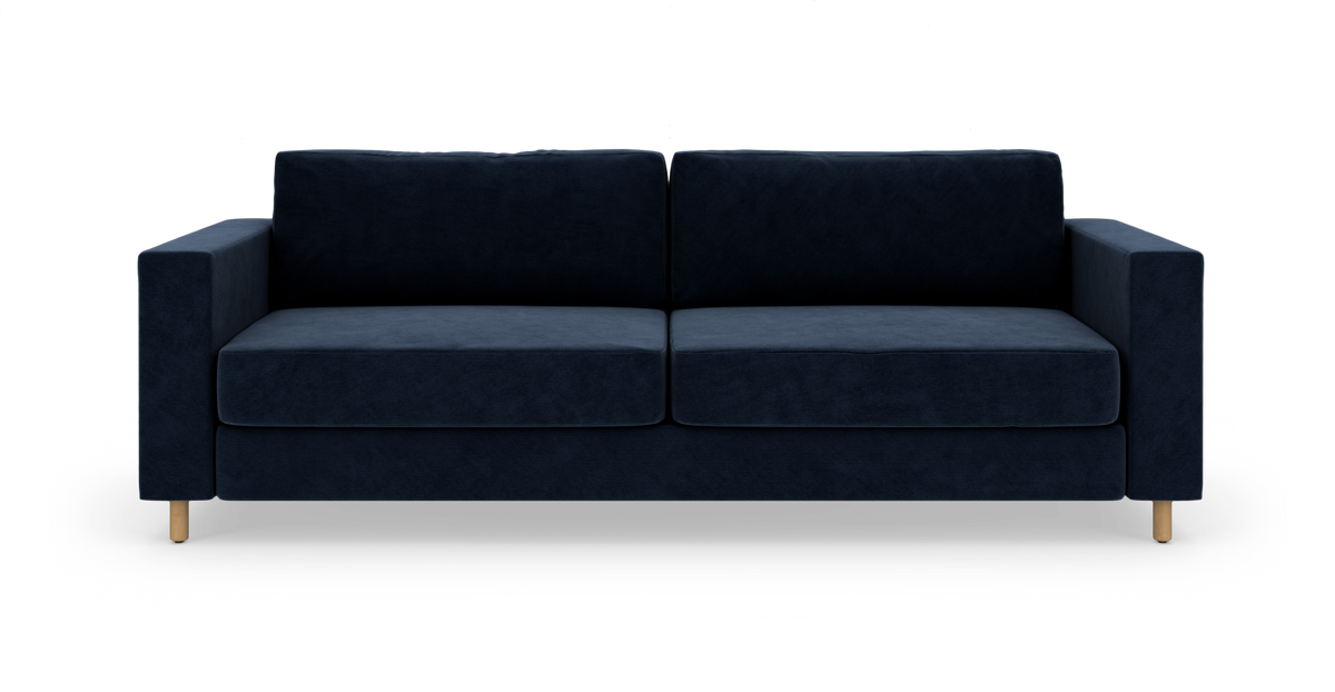 Mørkeblå sofa med to sædehynder, lige armlæn og lyse træben, frilagt mod hvid baggrund.