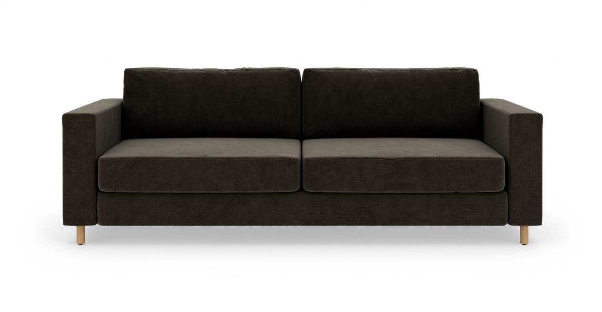 Mørkegrå 2-personers sofa med lige armlæn og lyse træben, frilagt på hvid baggrund.