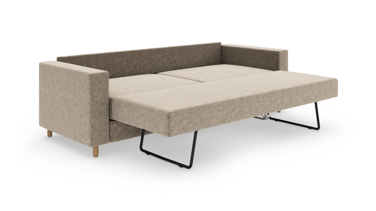 Beige sovesofa i stof, slået ud til seng med sorte støtteben og lige armlæn, fritlagt på hvid baggrund.