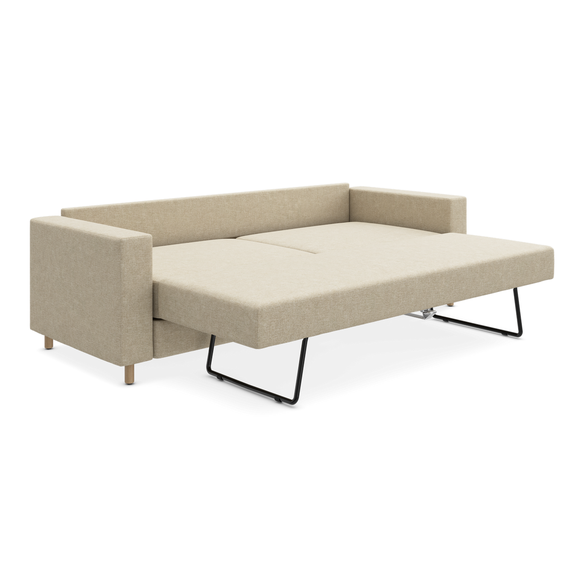 Beige sovesofa i udfoldet position med metalben, frilagt mod hvid baggrund.