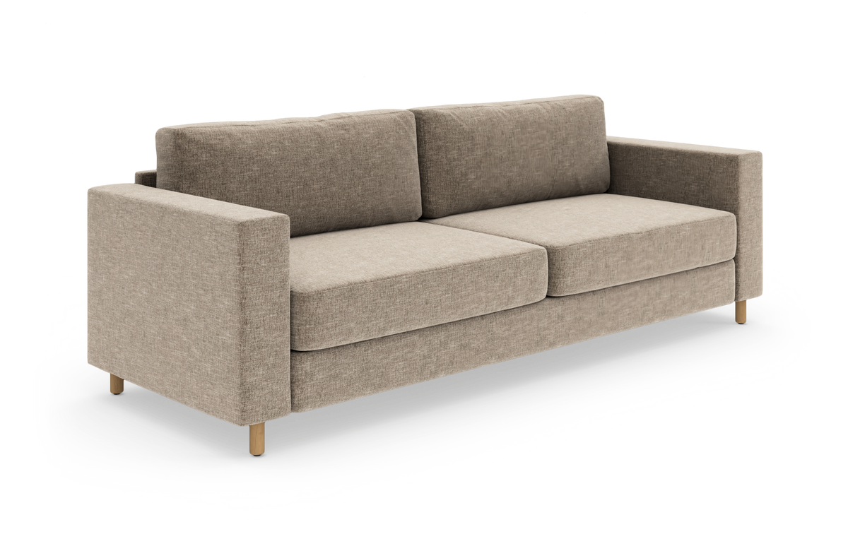 Beige 3-personers stofsofa med firkantede armlæn og træben, frilagt mod hvid baggrund i studielys, fotograferet skråt forfra.