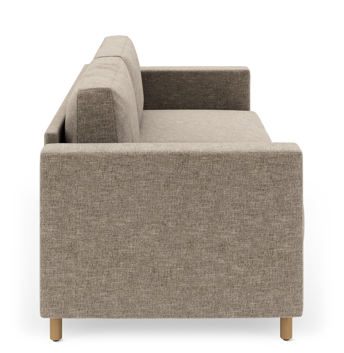 Beige stofsofa set fra siden med træben, fritlagt på hvid baggrund.