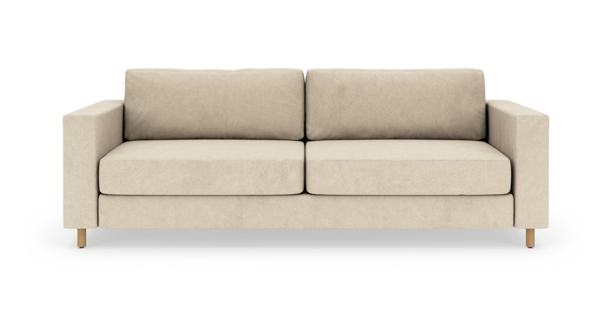 Beigefarvet, moderne 2,5–3-personers sofa med lige armlæn og træben, frilagt på hvid baggrund.