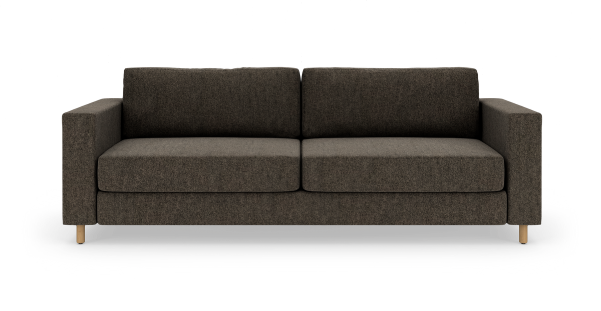 Mørkegrå stofsofa med lige armlæn og lyse træben, set forfra mod hvid baggrund.