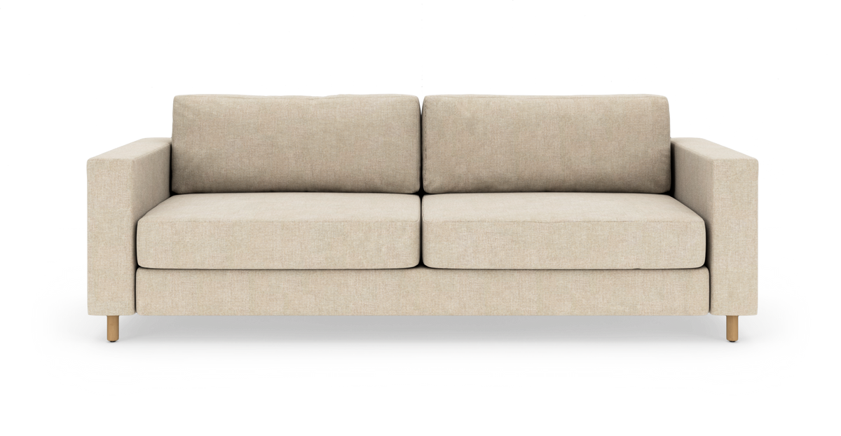 Beige 2-personers sofa med lige armlæn og træben, frilagt på hvid baggrund.