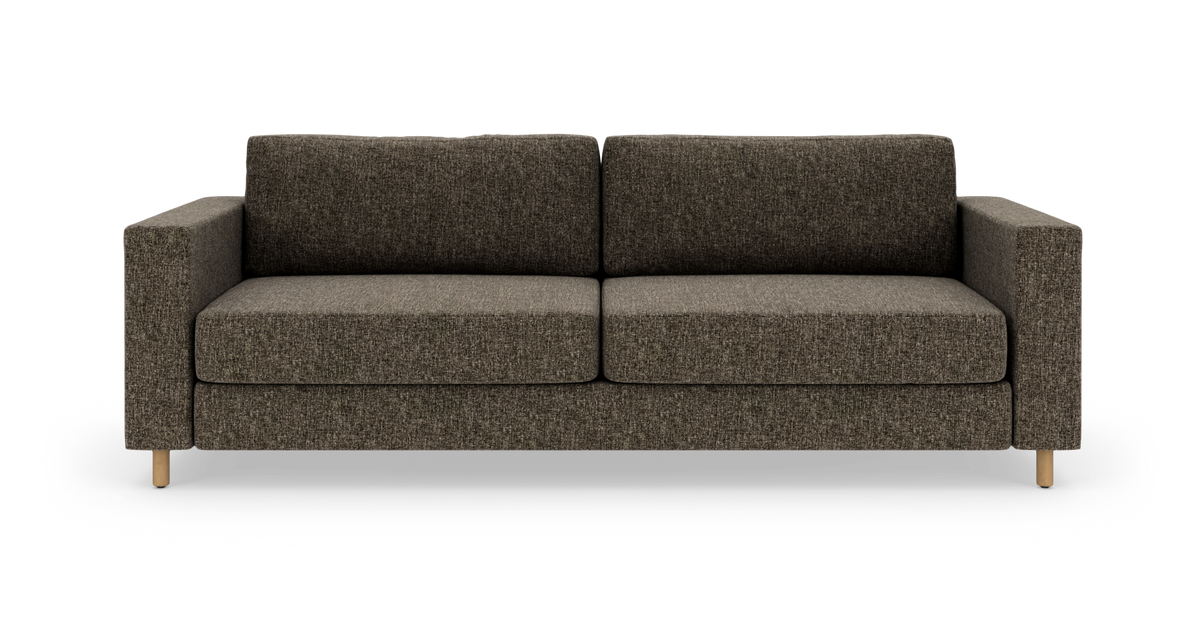 Mørkebrun 2-personers sofa med lige armlæn og træben, set forfra på hvid baggrund.