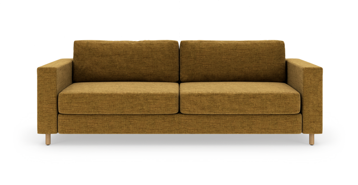 Sennepsgul 2-personers sofa med lige armlæn og træben, set forfra på hvid studiobaggrund.