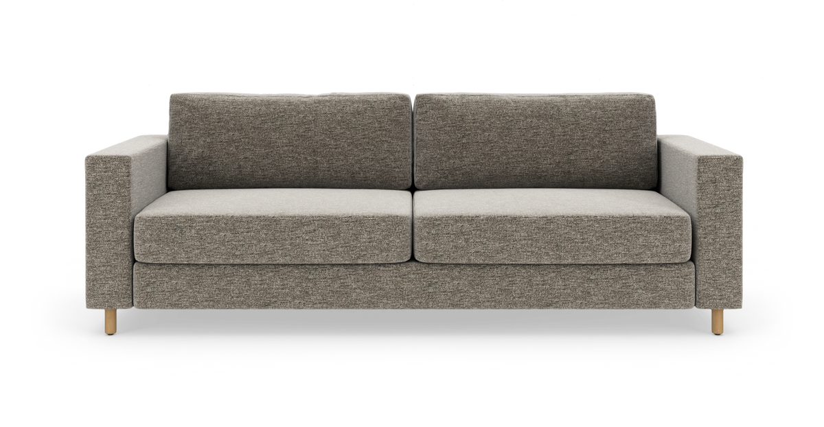 Moderne sofa i gråbeige stof med træben, fritlagt mod hvid baggrund og set forfra.
