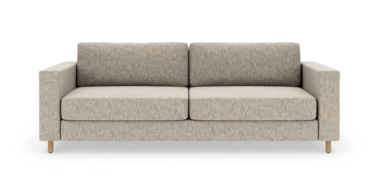 Beige 2-personers sofa med lige armlæn og træben, frilagt på hvid baggrund.