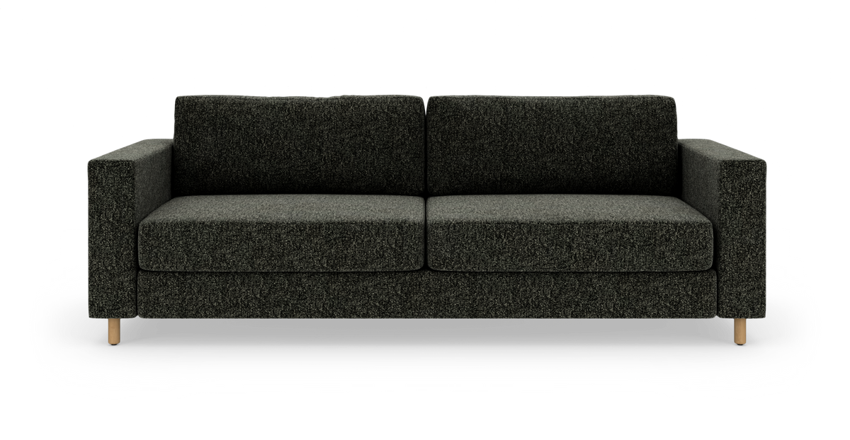 Mørkegrå stofsofa i frontvisning på hvid baggrund, med lige armlæn og lyse træben.