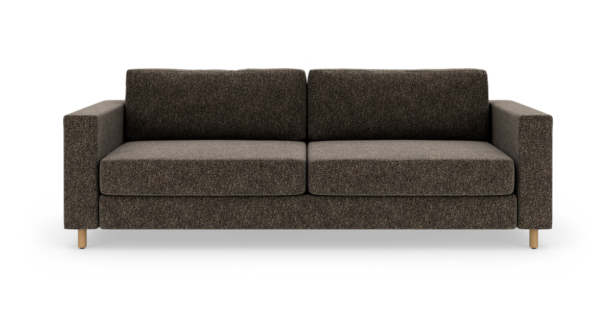Mørkebrun 2-personers sofa med lige armlæn og lyse træben, frilagt forfra.