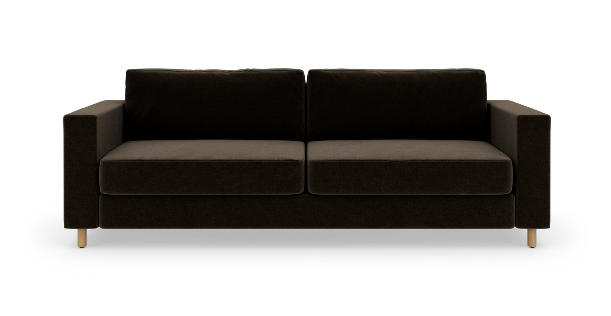 Mørkebrun 2-personers sofa med lige armlæn og lyse træben, fotograferet forfra mod hvid baggrund.