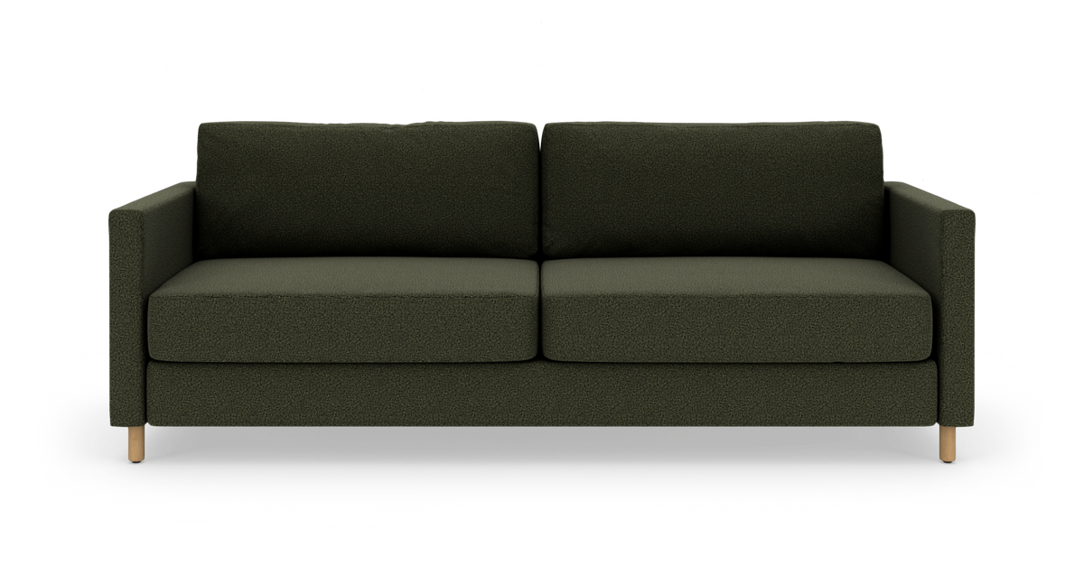 Mørkegrøn, moderne sofa med lige armlæn og lyse træben, fotograferet forfra på hvid studiobaggrund.