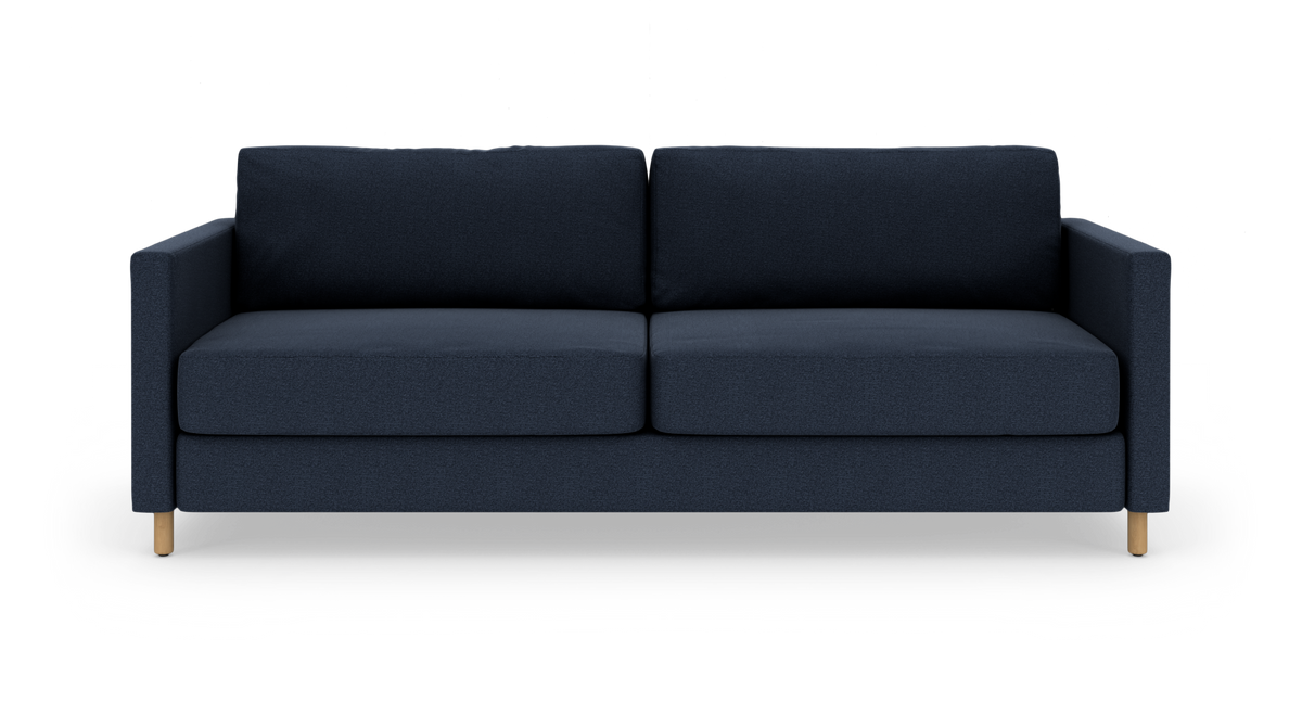 Mørkeblå 2-personers sofa med lige armlæn og lyse træben, frilagt på hvid baggrund.