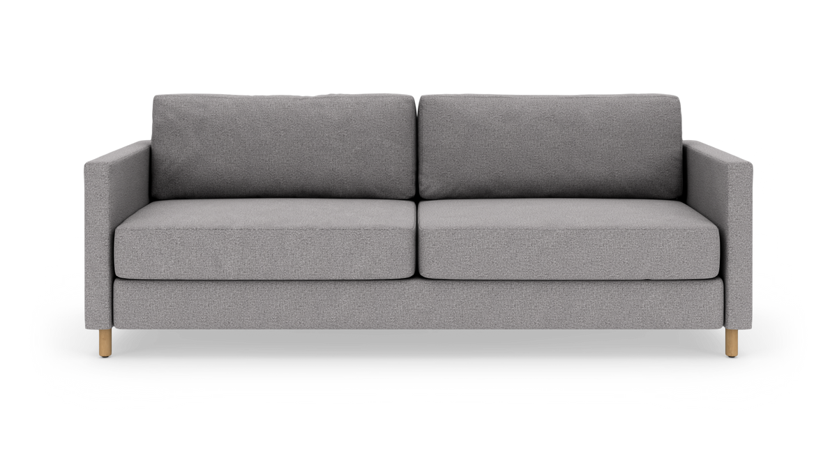 Grå 2-personers sofa med lige armlæn og træben, fotograferet forfra mod hvid baggrund.