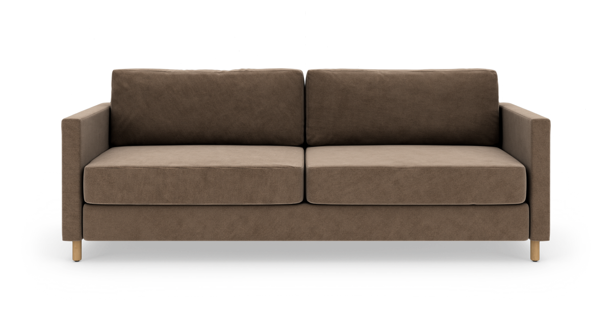Brun 2-personers sofa med lige armlæn og lyse træben, frilagt på hvid baggrund.