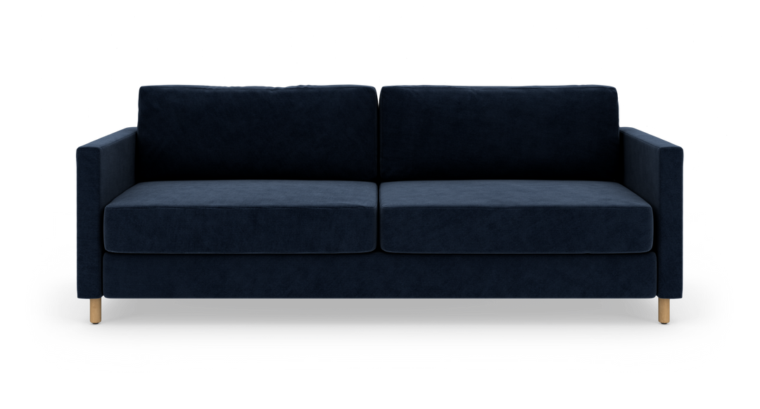 Mørkeblå 2-personers sofa i tekstil med rette armlæn og lyse træben, frilagt mod hvid baggrund i front.