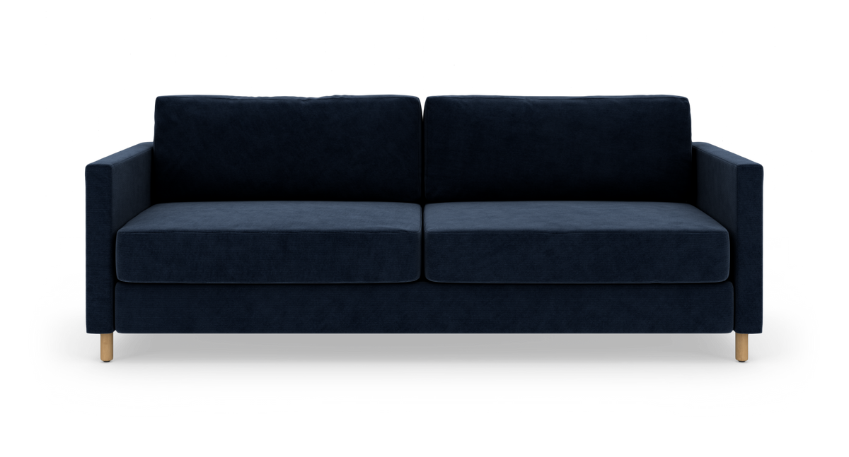 Mørkeblå 2-personers sofa i tekstil med rette armlæn og lyse træben, frilagt mod hvid baggrund i front.