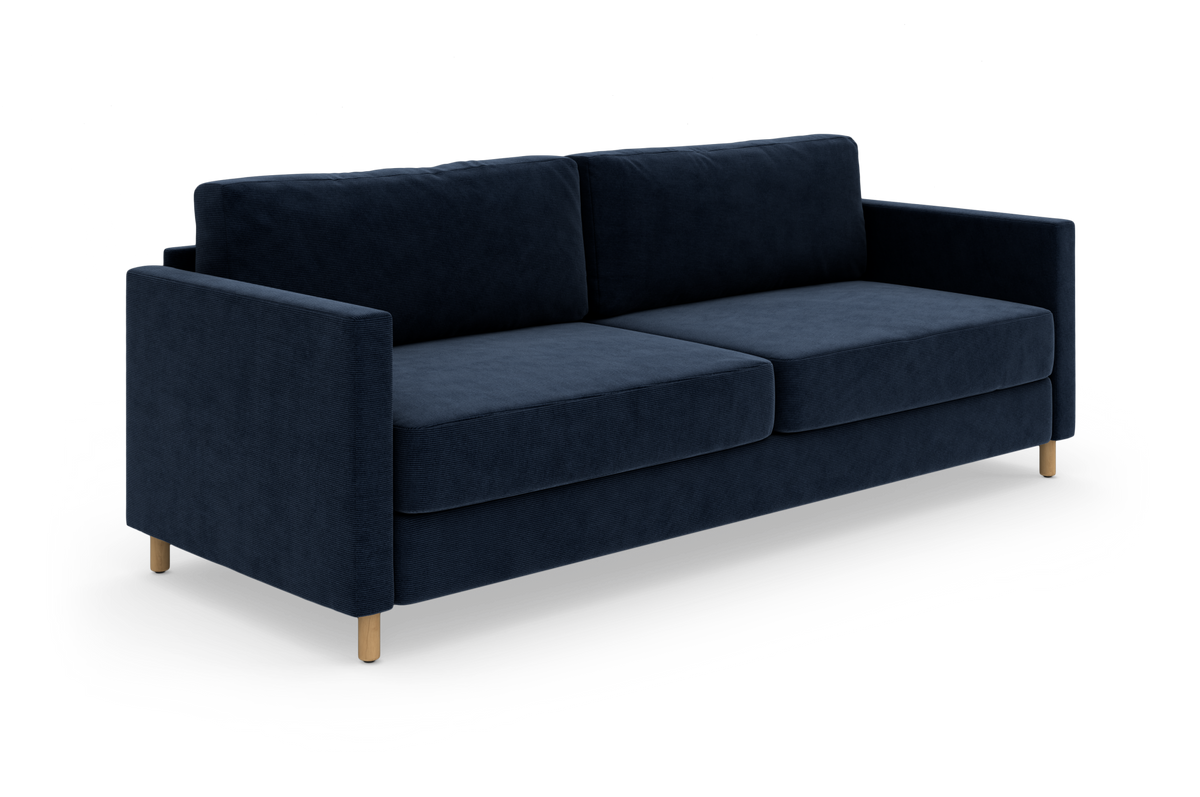 Mørkeblå moderne 3-personers sofa med lige armlæn, to sædehynder og to rygpuder på lyse træben, isoleret på hvid baggrund.