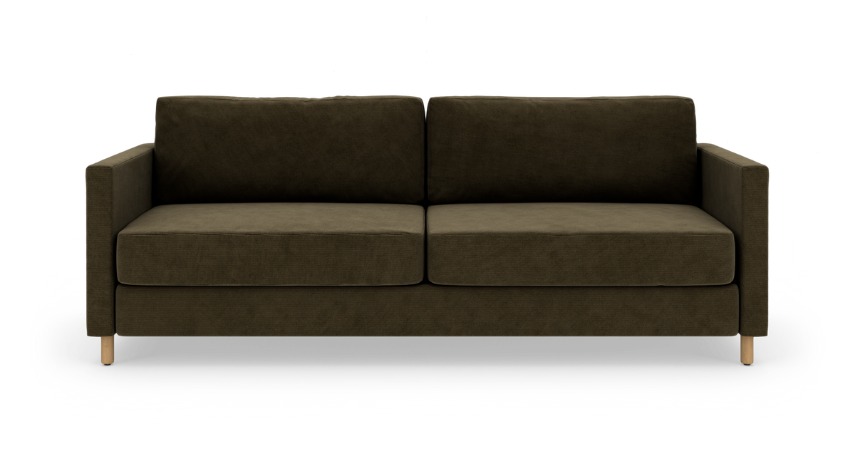 Mørkeolivengrøn 2-personers sofa med lige armlæn og lyse træben, frilagt på hvid baggrund.