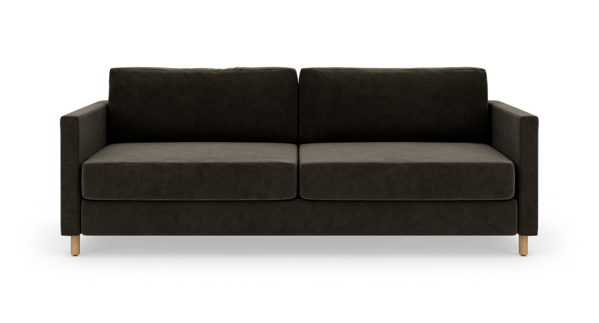 Mørkegrå 2-personers sofa med lige armlæn og lyse træben, frilagt på hvid baggrund.