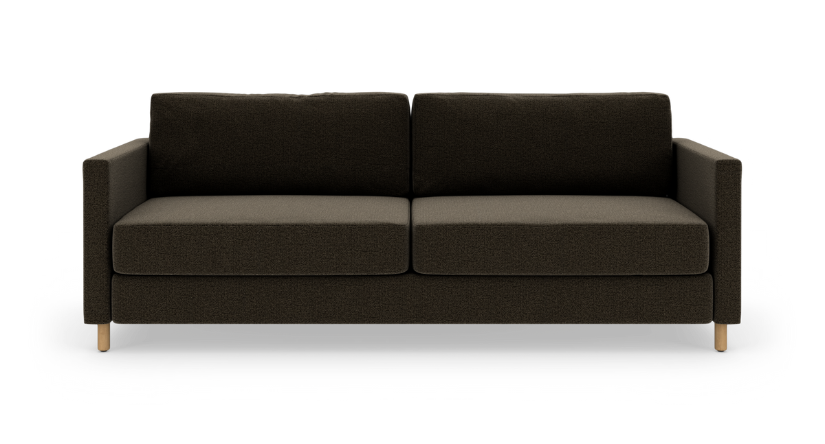 Mørkebrun sofa med to sædehynder, lige armlæn og lyse træben, frilagt på hvid baggrund.
