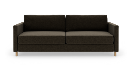 Mørkebrun sofa med to sædehynder, lige armlæn og lyse træben, frilagt på hvid baggrund.