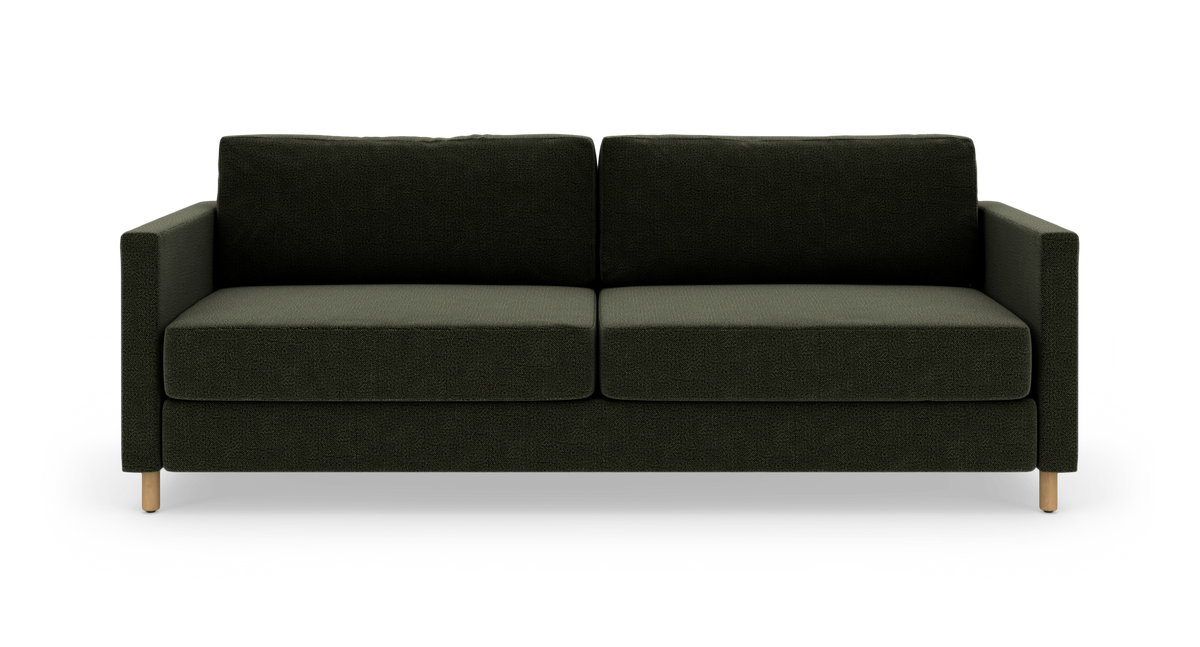 Mørkegrøn 2-personers sofa med lige armlæn og træben, frilagt på hvid baggrund.