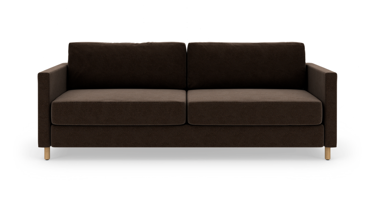 Mørkebrun to-personers sofa med lige armlæn og lyse træben, set forfra.