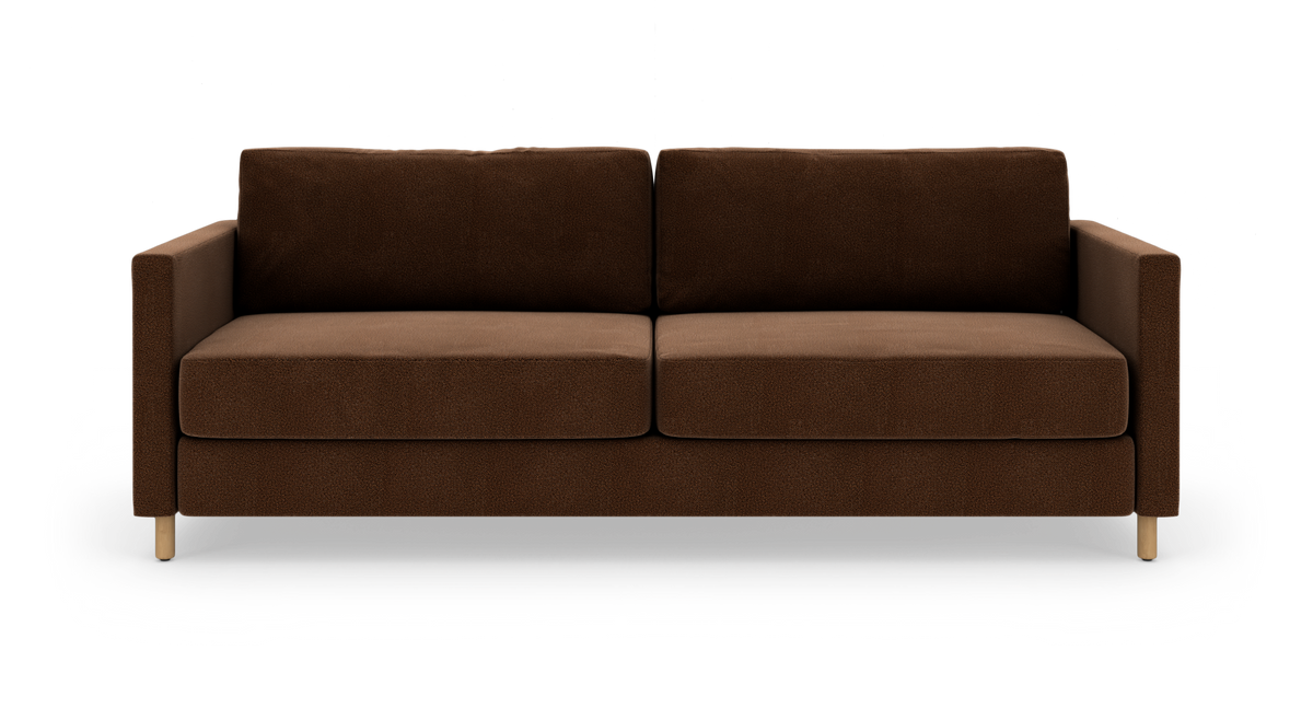 Mørkebrun 2-personers sofa med lige armlæn og lyse træben, fotograferet forfra på hvid baggrund.