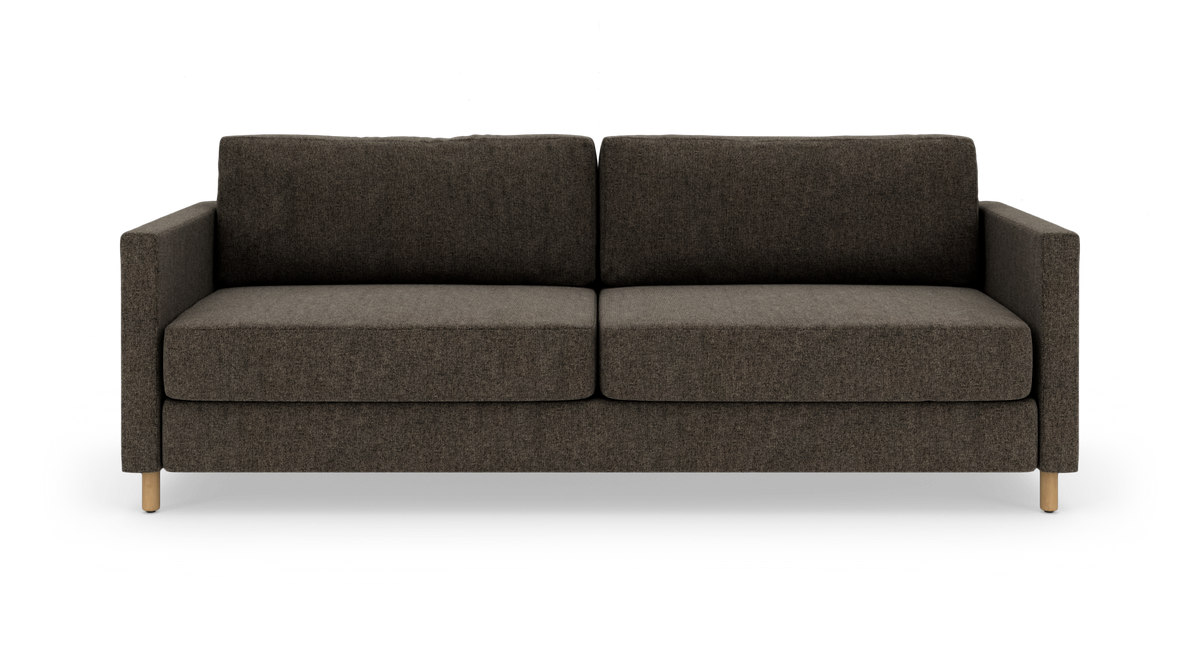 Mørkebrun 2-personers sofa med lige armlæn og træben, frilagt på hvid baggrund.