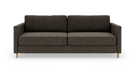 Mørkebrun 2-personers sofa med lige armlæn og træben, frilagt på hvid baggrund.