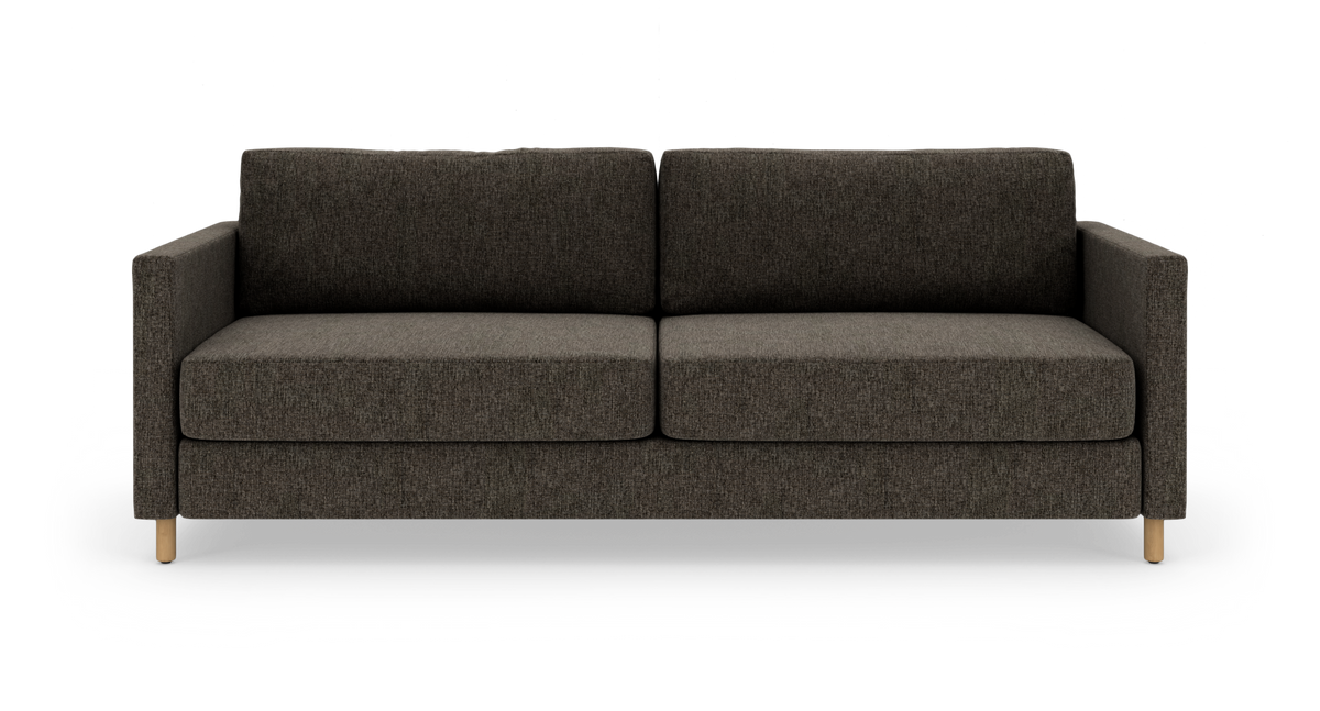 Mørkegrå tresæders sofa med lige armlæn og lyse træben, frilagt på hvid baggrund.
