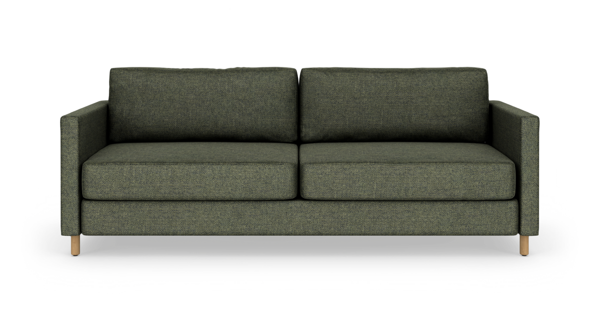 Mørkegrøn 2-personers sofa med lige armlæn og lyse træben, frilagt på hvid baggrund, frontvisning.