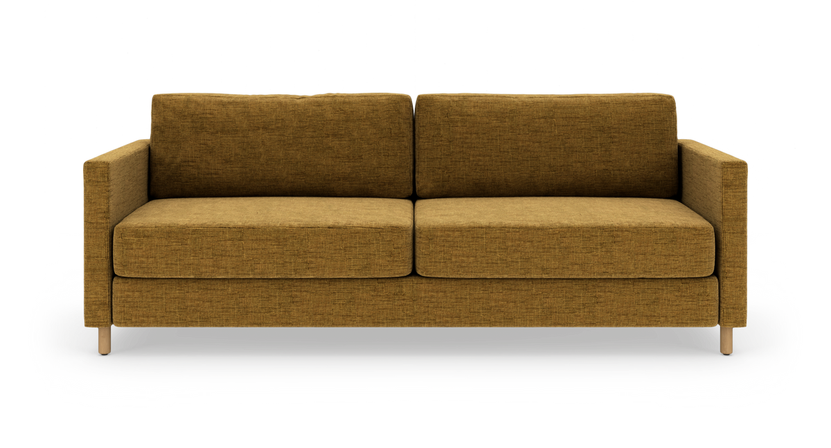 Sennepsgul 2-personers sofa i stof med lige armlæn og lyse træben, frontvisning på hvid baggrund.