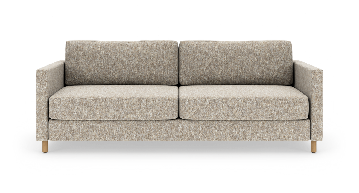 Beige 2-personers sofa med lige armlæn og træben, fotograferet forfra på hvid baggrund.