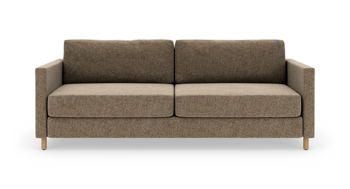 Brun 2-personers sofa med lige armlæn og træben, frontvisning på hvid baggrund.