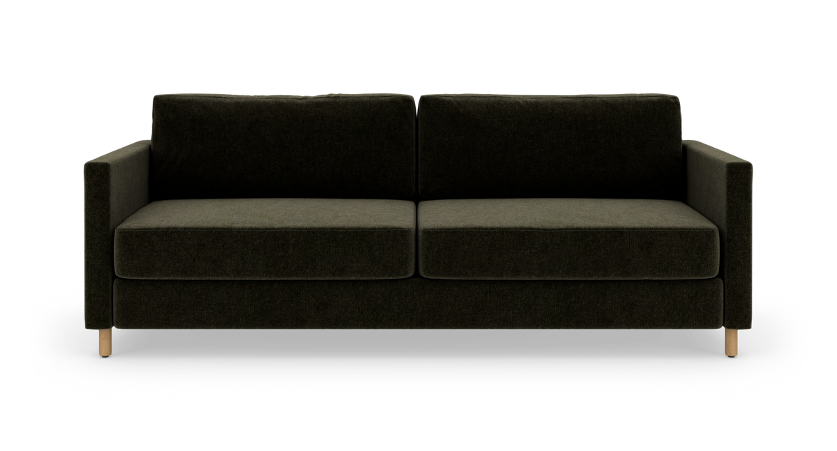 Mørkegrøn 2-personers sofa i moderne, minimalistisk design set forfra på hvid studiobaggrund.