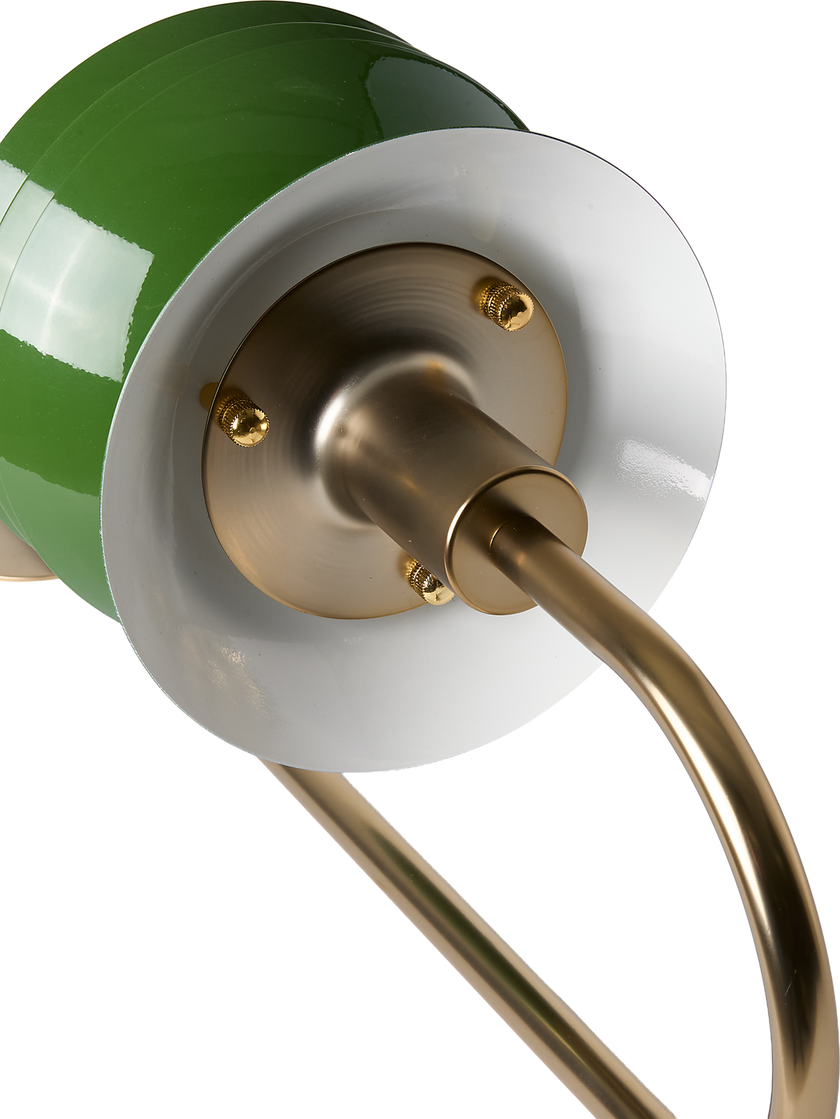 Nærbillede af en bordlampe med grøn skærm, hvid inderside og buet arm i messingfinish.