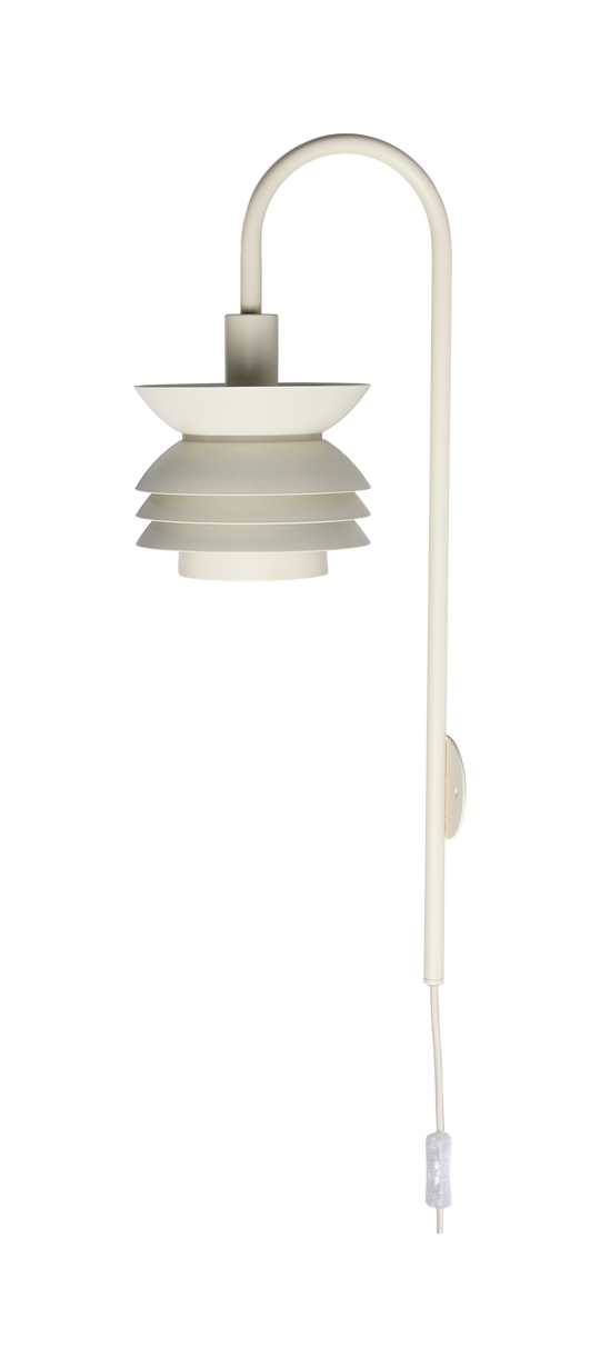 Beige væglampe med buet arm og flerlags, skiveformet skærm, frilagt mod sort baggrund.