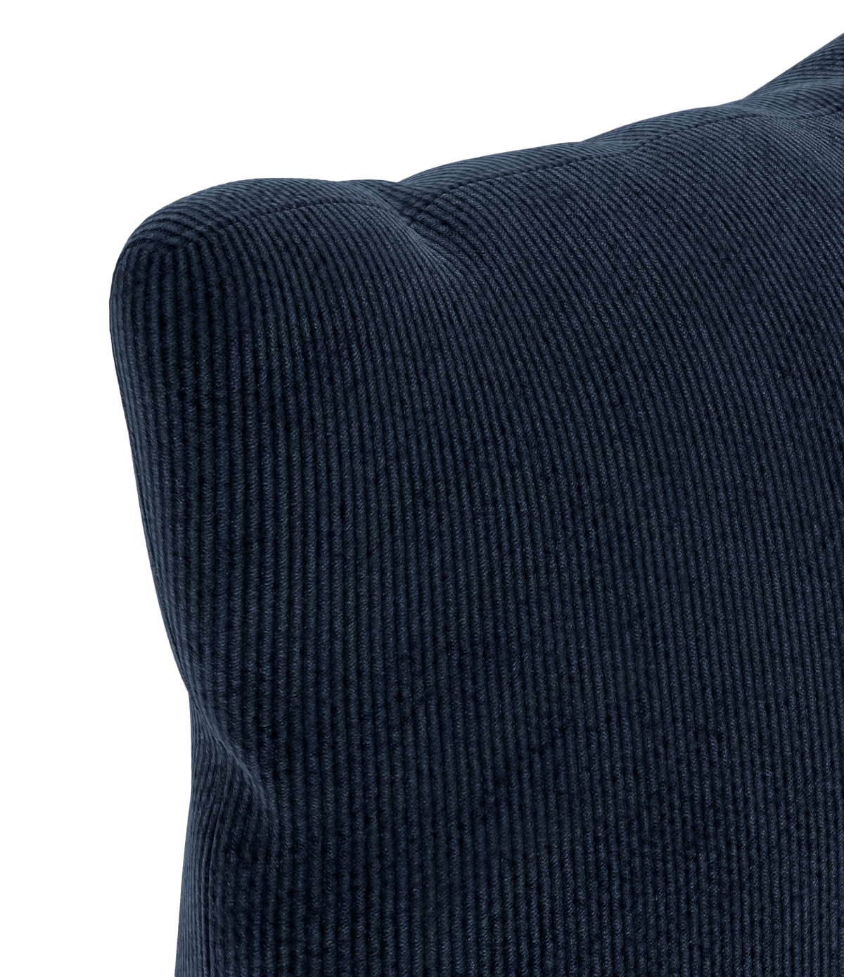 Nærbillede af mørkeblå pude i riflet fløjl (corduroy) på hvid baggrund.