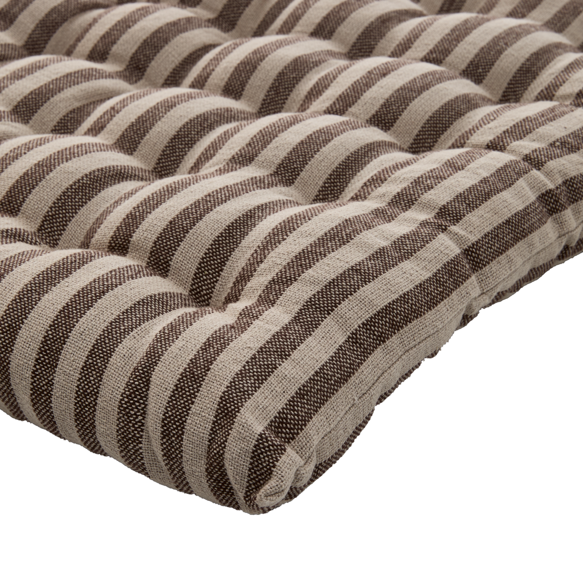 Stribet, polstret hynde i beige og brun i close-up.