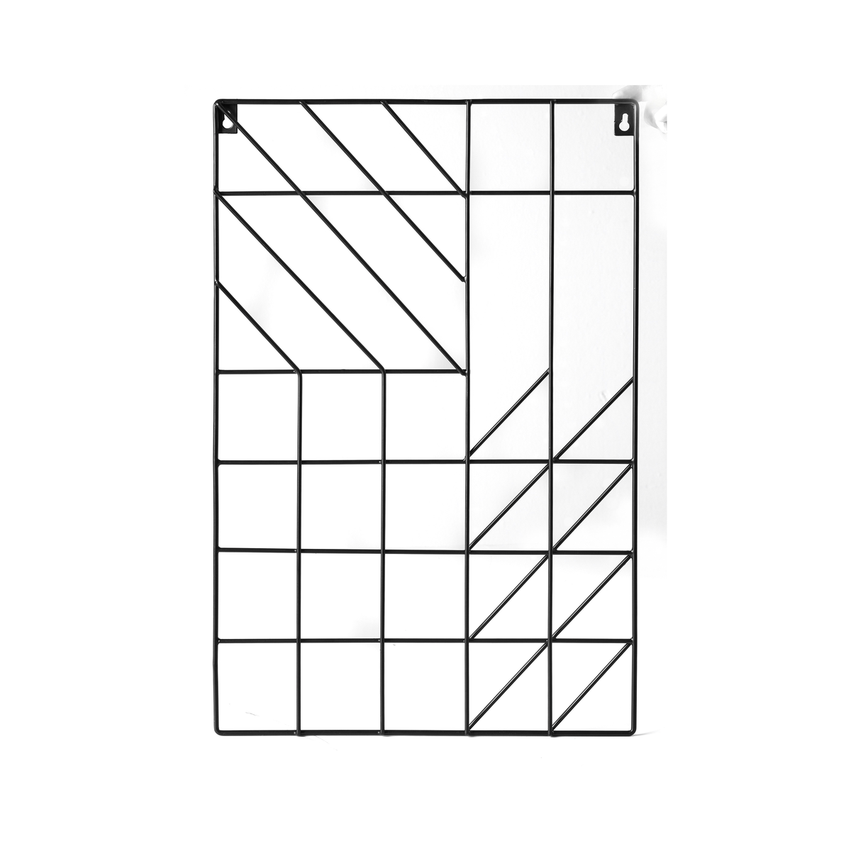 Sort metal vægpanel med grafisk gitter og diagonalt mønster på hvid baggrund.