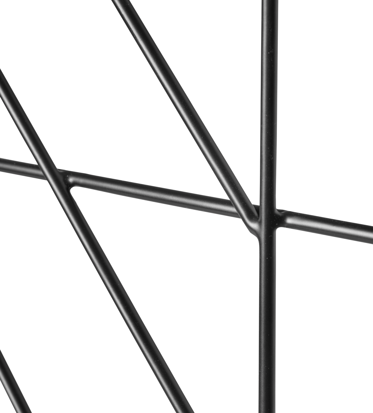 Detalje af sorte metalstænger i geometrisk mønster mod hvid baggrund.