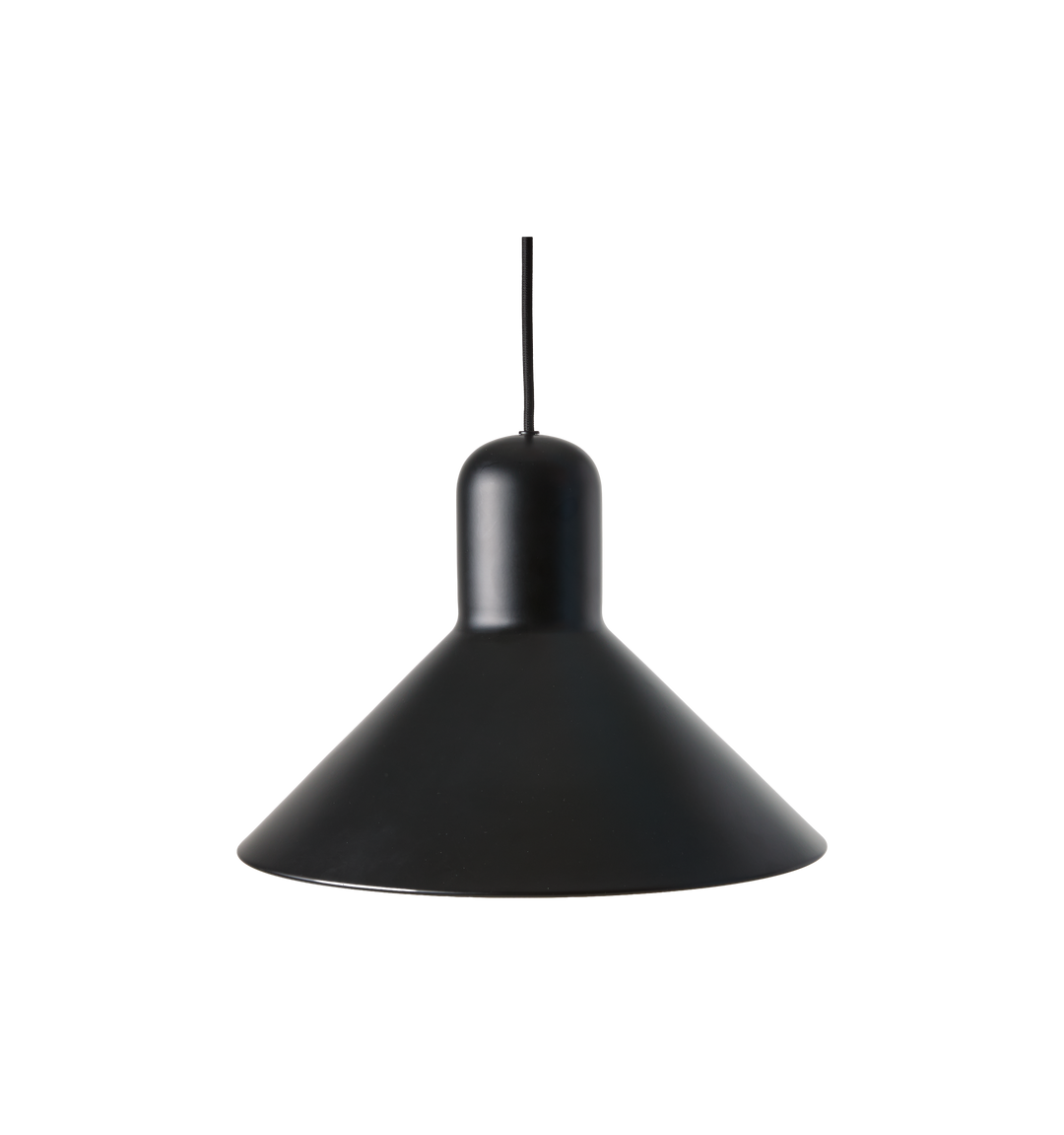 Sort pendel i metal med konisk skærm, frilagt på hvid baggrund.