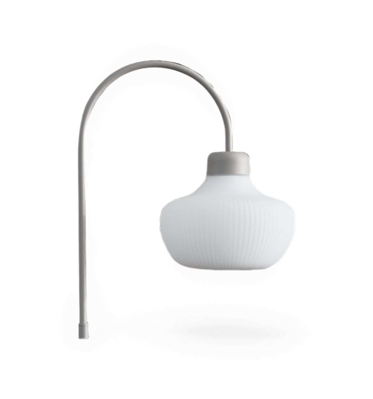 Minimalistisk væglampe med buet metalarm og hvid riflet glasskærm.