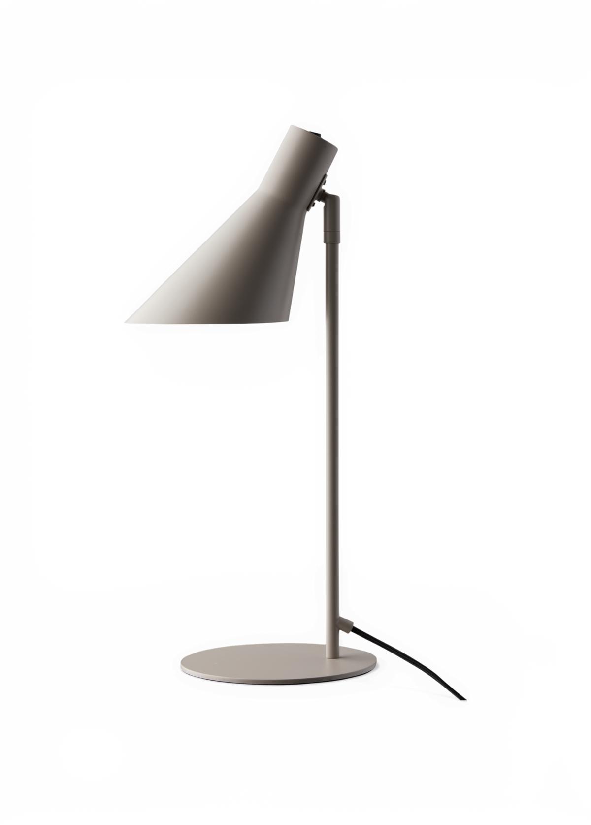 Moderne bordlampe i mat grå/beige med konisk skærm og rund fod, sidevisning.